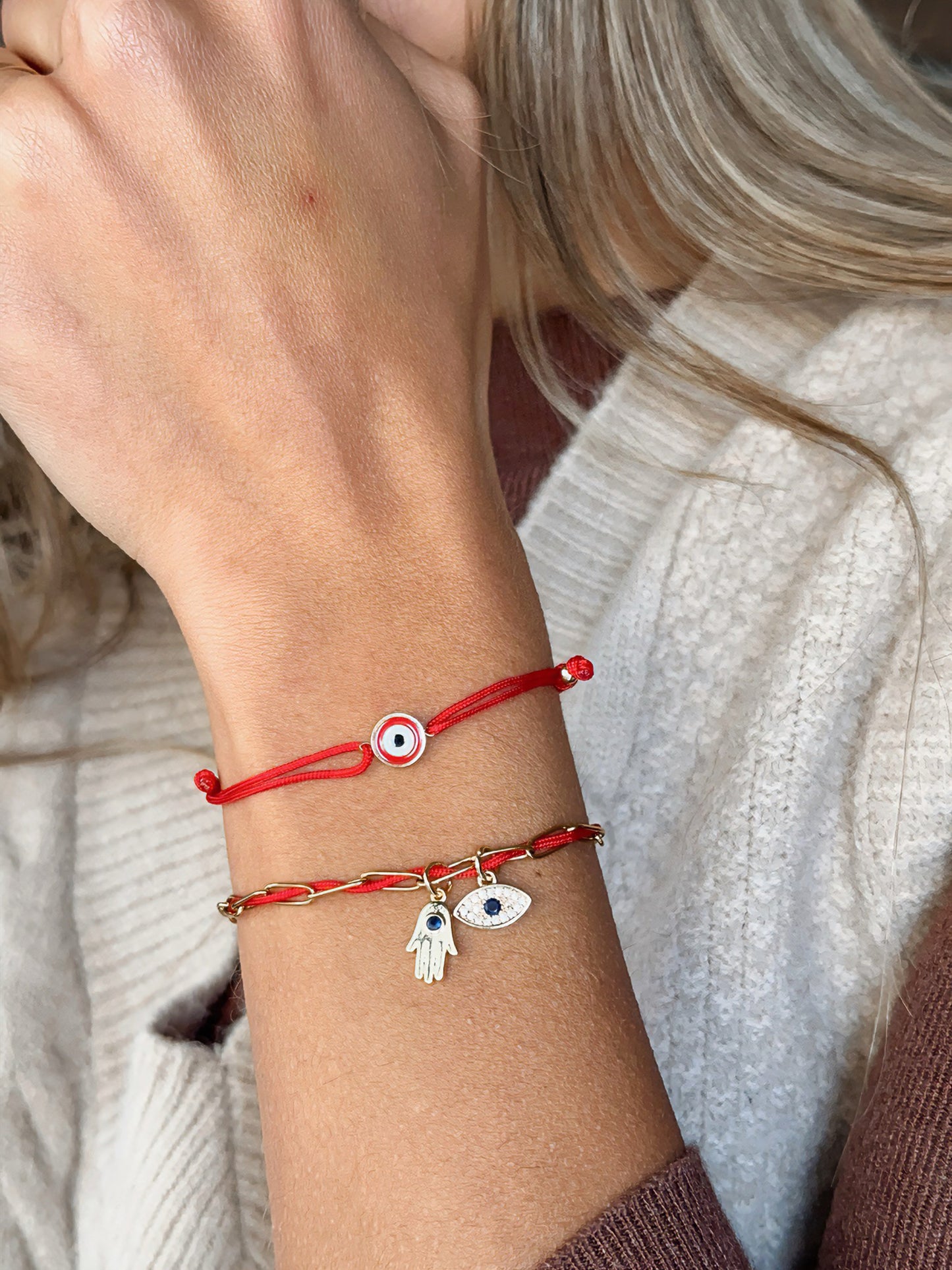 Amuleto ojito rojo