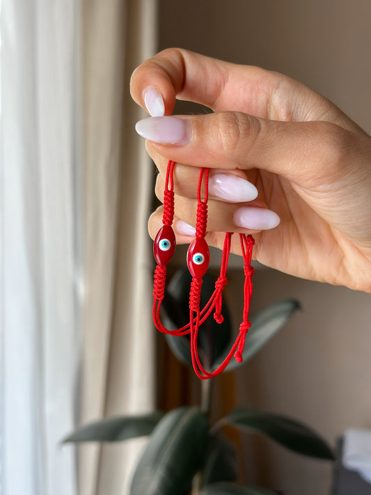 Amuleto ojito rojo