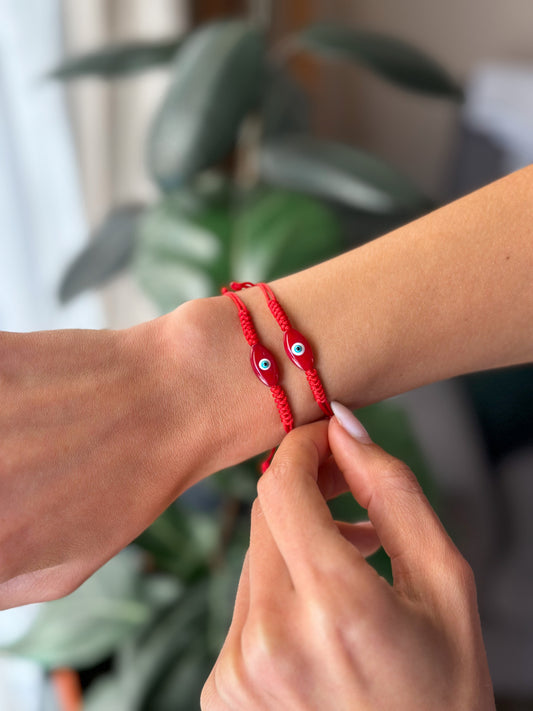 Amuleto ojito rojo