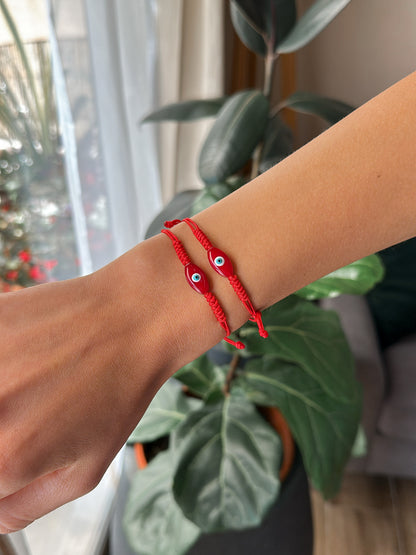 Amuleto ojito rojo
